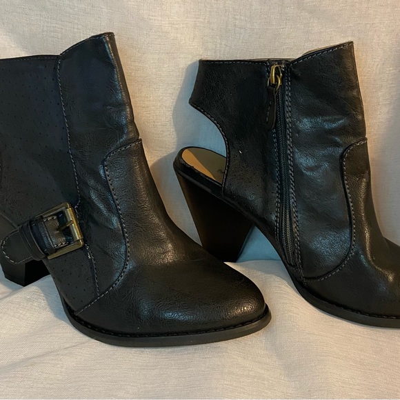 Charcoal Grey Perferated Spring/ Fall Booties -8 - Picture 2 of 6